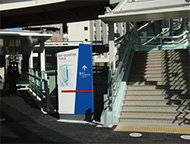 AKi/GXJ[^[Aڂ̑OɂxCNH[^[EH[Nւ̊Ki/GXJ[^[オ܂B