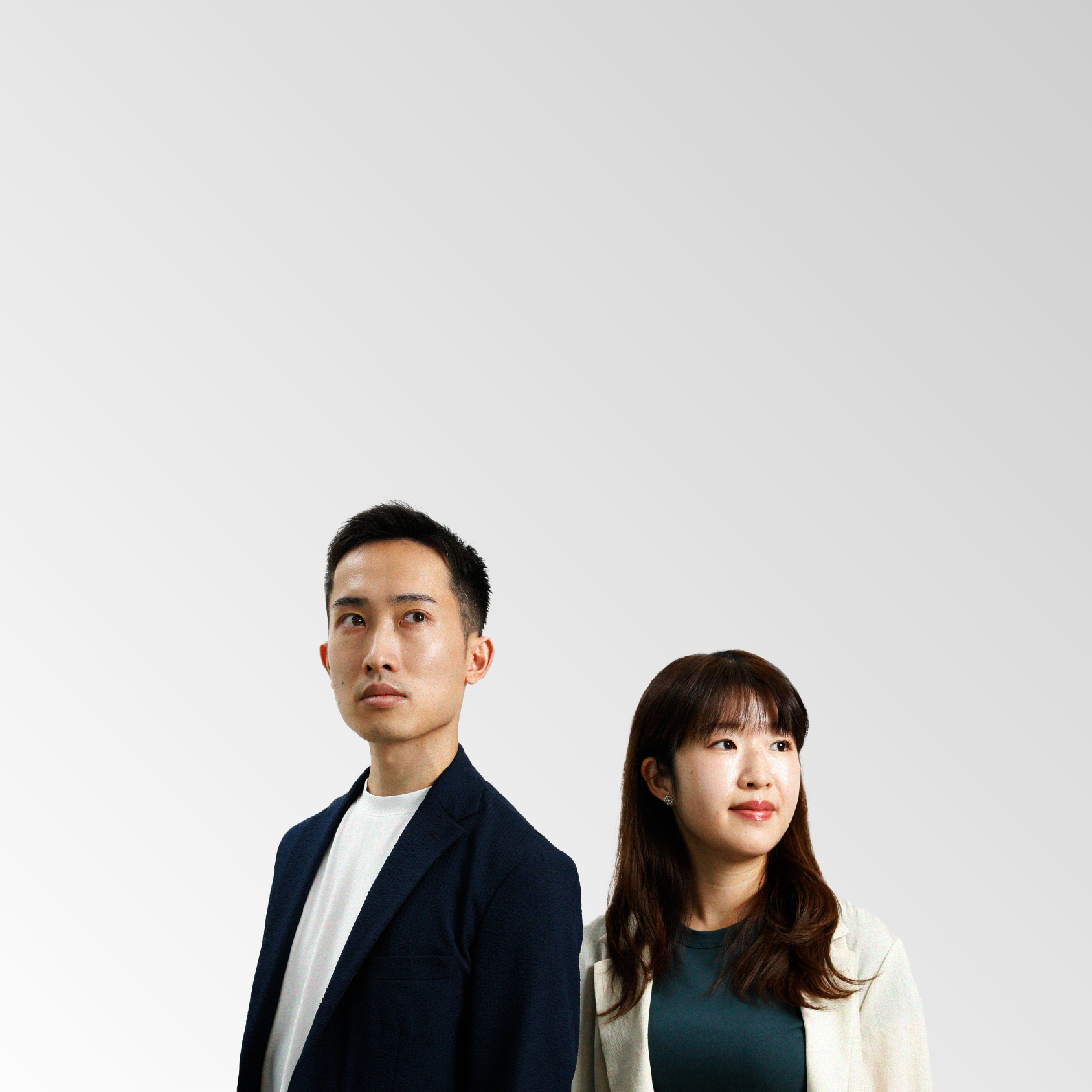 白い背景の前に立つ男性と女性の社員