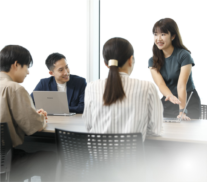 複数の社員が会議室で話し合っている様子