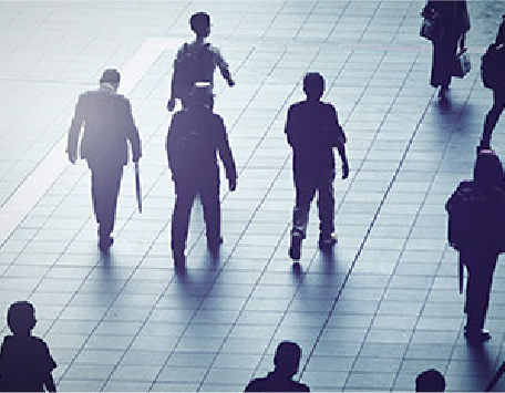 街中の賑わい、多くの人が行き交う様子