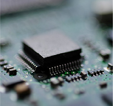 半導体や電子デバイスが搭載された基板のクローズアップ