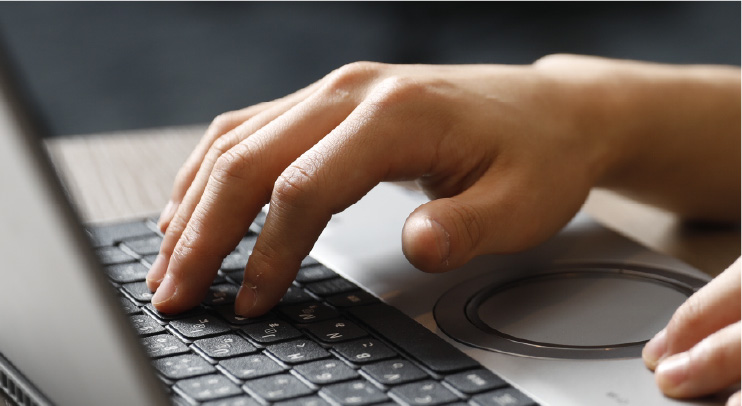 パソコンのキーボードを打つ手