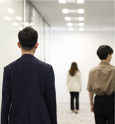 オフィスを歩く社員の後ろ姿