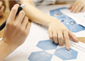 書類を指差す手