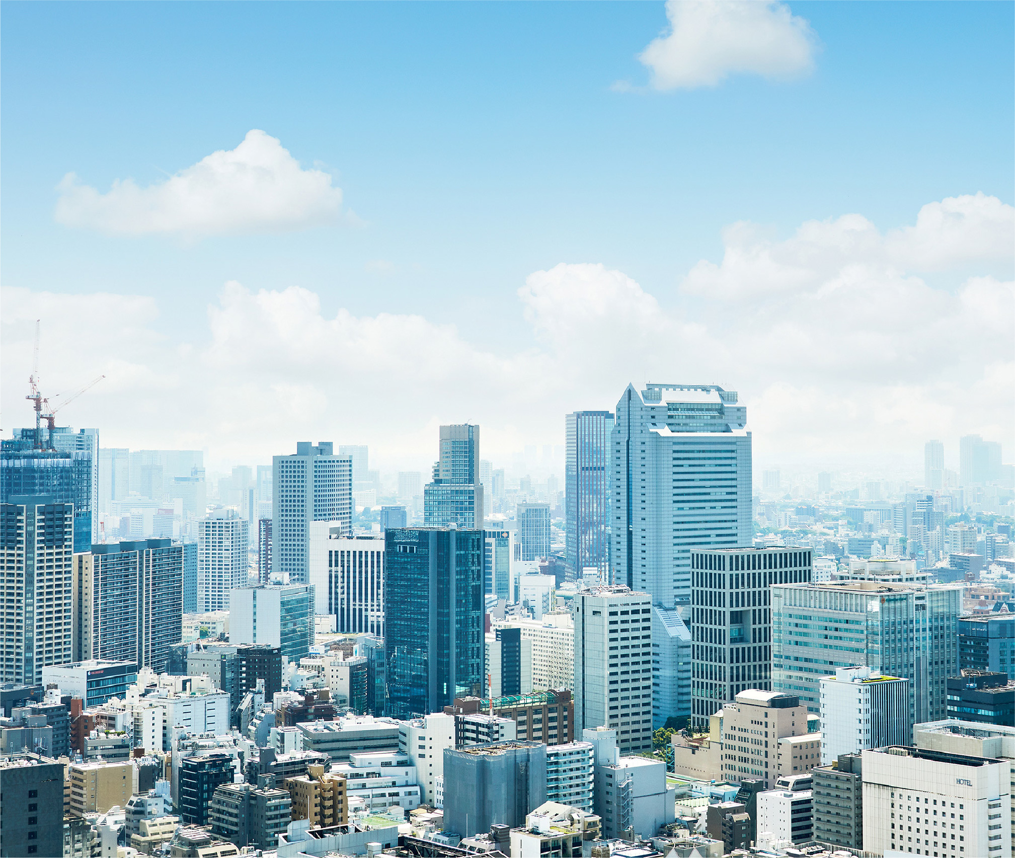 青空と東京の街並み