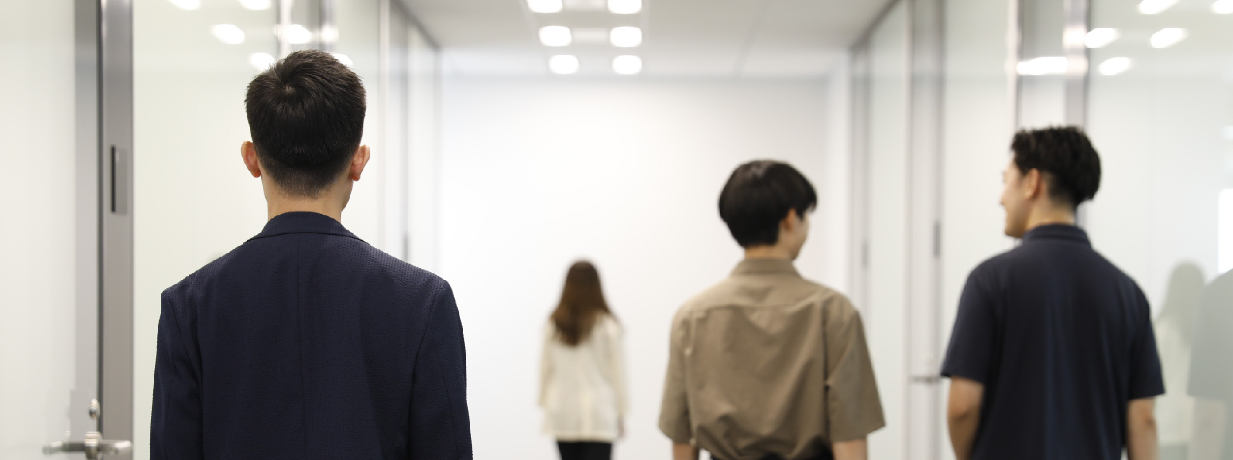 オフィスを歩く社員の後ろ姿