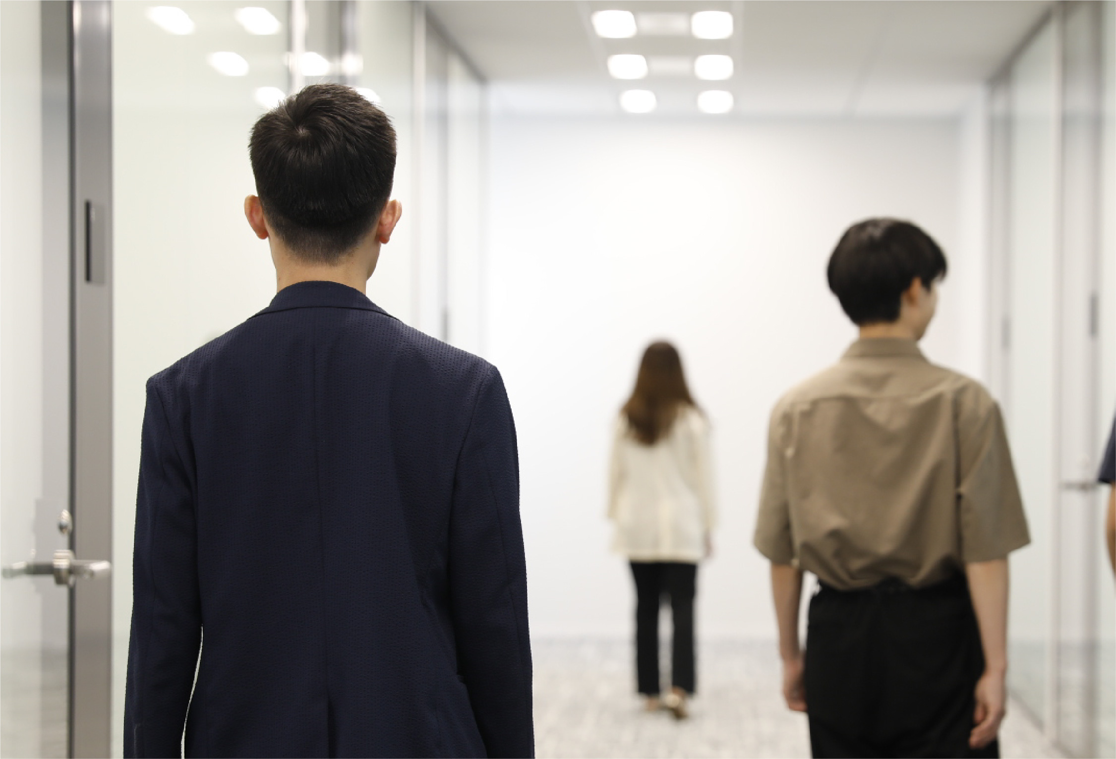 オフィスを歩く社員の後ろ姿