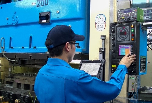図2●工作機械にIoTシステムを組み込んだ山口製作所のものづくり現場